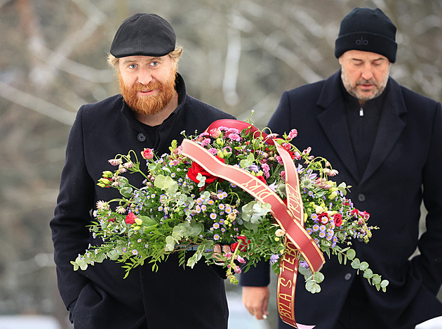 Soukromý pohřeb Nečase. Dorazili Vaculík, Suchařípa, Voráček či Šmicer
