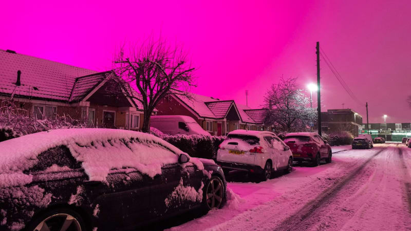 Magická noc v Británii OBRAZEM: Sníh odrážel sytě růžovou oblohu. Expert jev vysvětlil