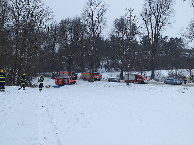 Hasiči zachraňují zraněného muže, který je zaklíněný v jeskyni. Zásah ztěžuje počasí