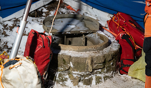 Mimořádný zásah má šťastný konec. Hasiči vytáhli zraněného muže z jeskyně