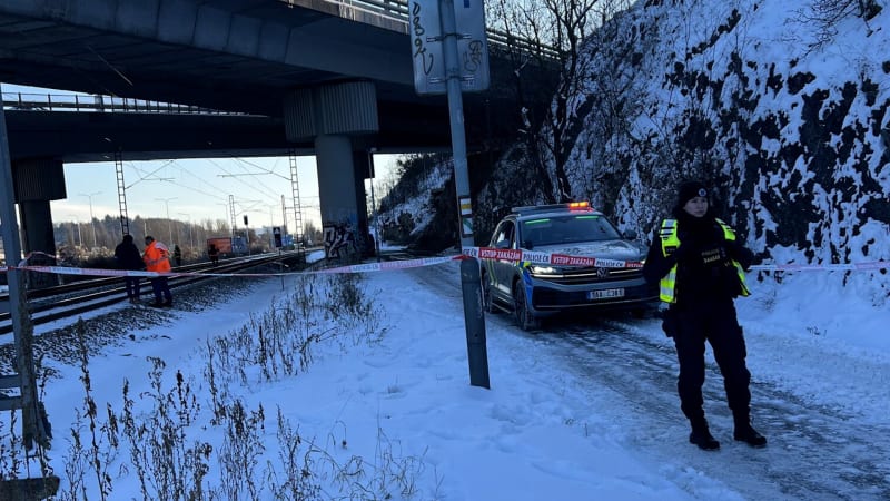 Vlak v Praze srazil člověka: Žena zraněním podlehla, více než sto lidí muselo být evakuováno