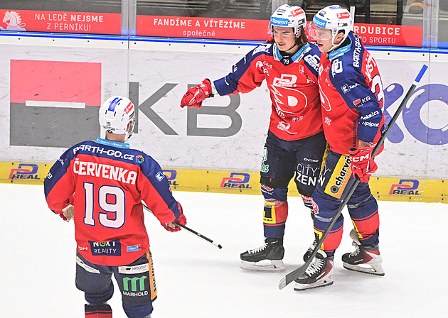 ONLINE: Pardubice vedou, Sparta v Třinci opět ztrácí. Vary otevírají skóre v derby