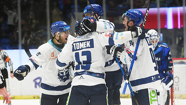 ONLINE: Kladno zničilo Vítkovice, derby ve Varech se prodlužuje. Třinec předčil Spartu