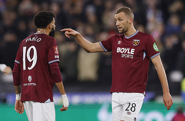 Jurásek se poprvé trefil za Norwich, Souček přispěl k postupu West Hamu