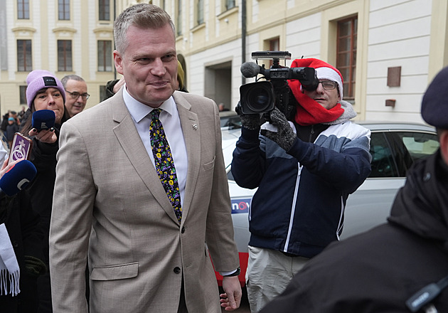 Amatérismus, trafika, slabý premiér v akci. Opozice tepe vládu za post pro Turka