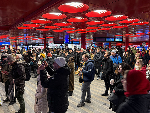 Vlaky v okolí Prahy nabírají zpoždění. Cestují budou mít nárok na vrácení peněz