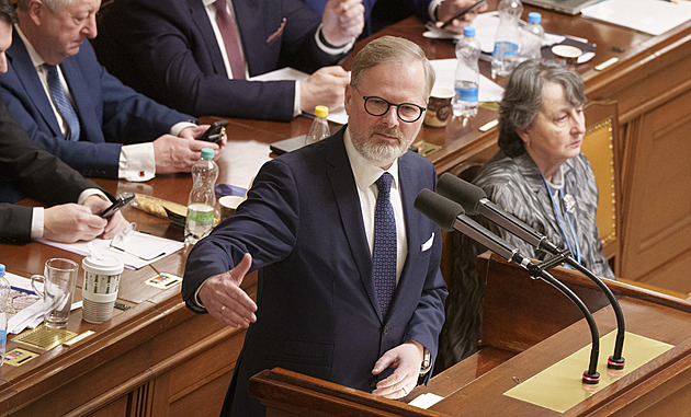 Expremiér Fiala vyčetl Babišové vládě čistky i to, že otáčí Česko na východ