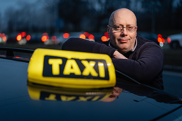 „Zavezte mě, kam chodí fotbalisti.“ Příběhy pražského taxikáře nejen o opilcích