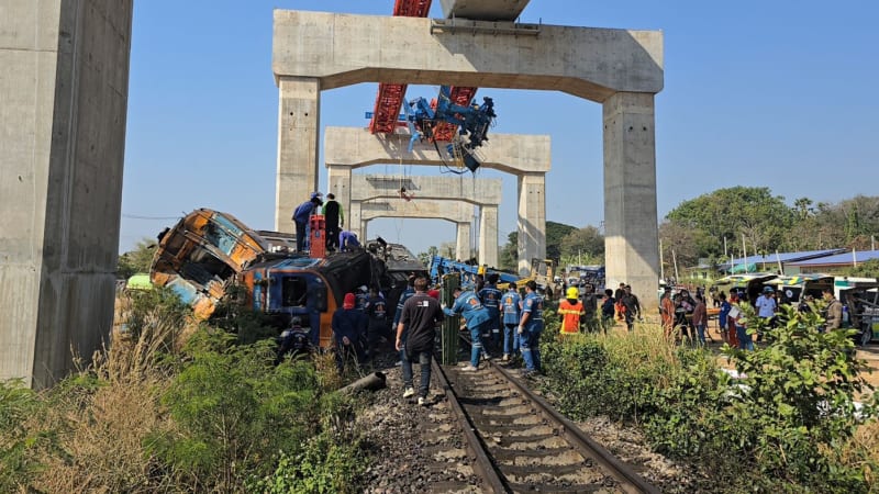 Jeřáb se zřítil na vlak plný lidí. Neštěstí v Thajsku nepřežilo nejméně 22 lidí