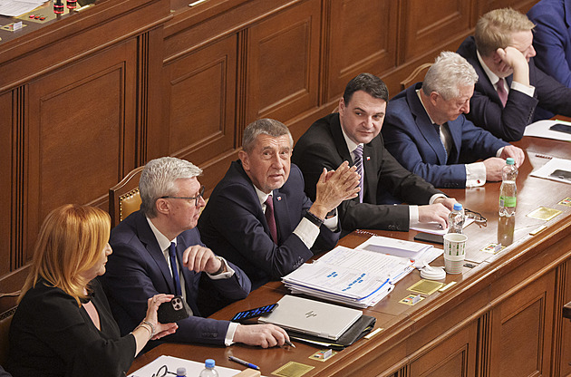 Poslanci rozhodnou o důvěře Babišově vládě, Piráti už nechodí pozpátku