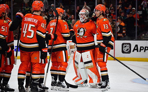 Snad jsou temné časy pryč. Anaheim zlomil bídnou sérii, Dostál po delší době zazářil
