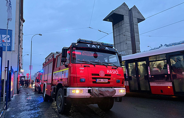 Ženu na Smíchově srazil autobus, přišla o nohy