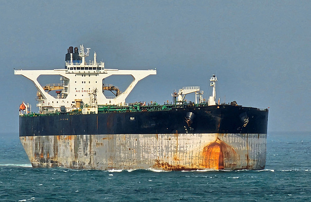 Čína může přijít o svůj černý obchod s ropou. Zásoby jí vydrží jen do března