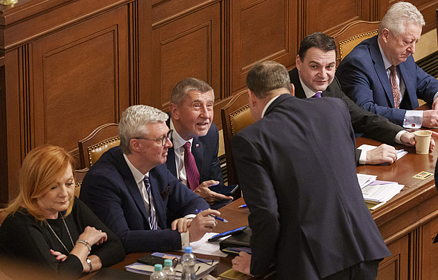 Začalo hlasování o důvěře vládě. Poslanci délkou diskuse zlomili rekord