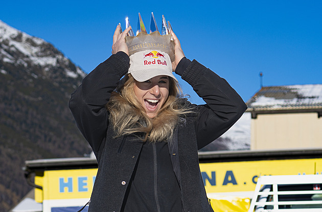 Ledecká srší dobrou náladou. Internet baví tanečky na letišti, v dešti i v koupelně