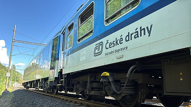 Střet vlaku s člověkem zastavil provoz na východě Prahy