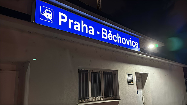 Střet vlaku s člověkem zastavil provoz na východě Prahy