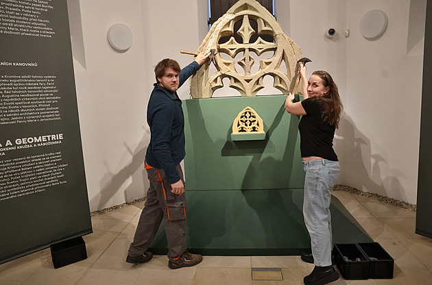 Část unikátní gotické památky ležela v suti, další díl okna přinesl občan Fulneku