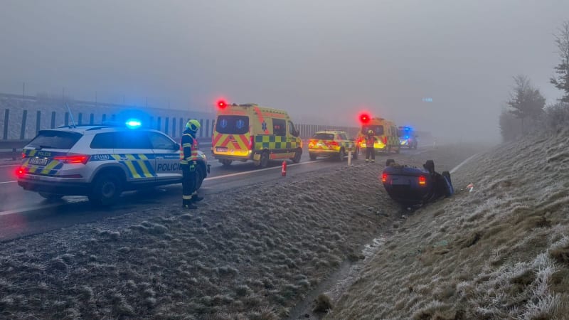 Série nehod uzavřela silnici na Ostravsku. Kvůli ledovce je nesjízdná, varuje policie