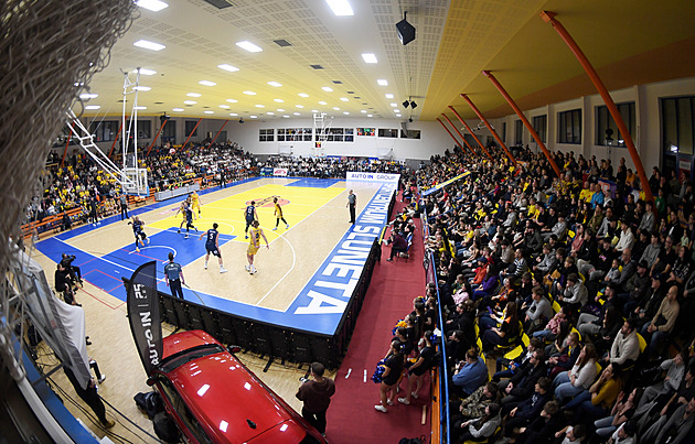 Oranžová fantazie. Ústí obléklo šéfa do kulichu, Vyoral provokoval fanoušky