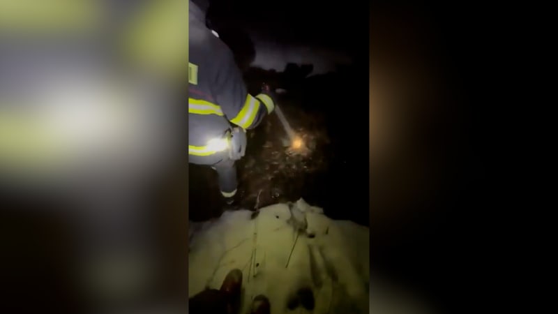 Rozsáhlá záchranná akce pod Klínovcem: Po stopách dvou snowboardistů se vydaly desítky hasičů