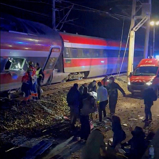 Srážku vlaků na jihu Španělska nepřežilo 21 lidí, ministr ji má za extrémně podivnou