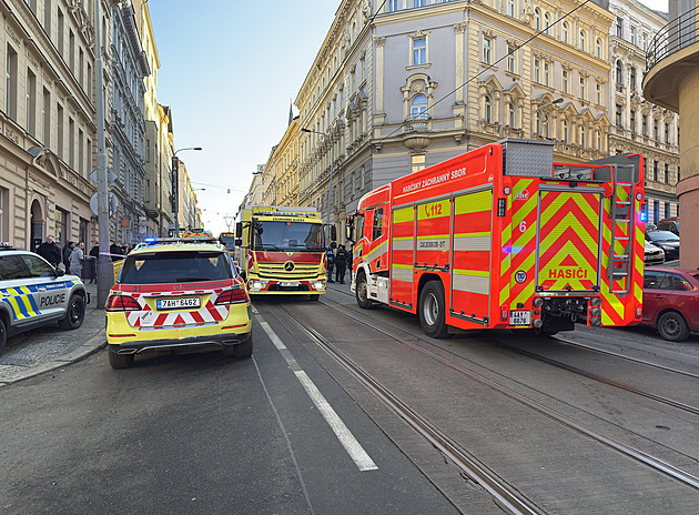 Po požáru ve sklepě domu na Žižkově oživovali dva lidi, jeden zemřel