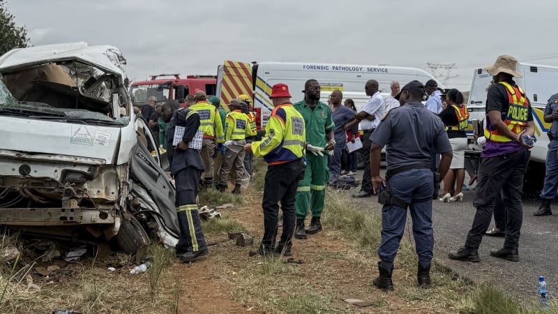 Srážka minibusu s nákladním vozem v JAR: Zemřelo 12 školáků, záběry ukazují spoušť