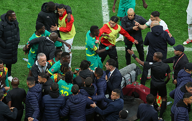 Ostudné finále o Afriku: protest Senegalců, boj o ručník i zvláštně zahozená penalta