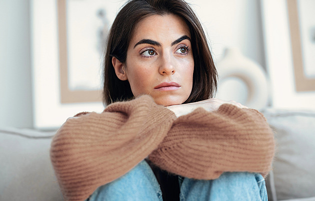 Uklízíte, organizujete a scrollujete příliš? Čím vším potlačujeme emoce a co s tím