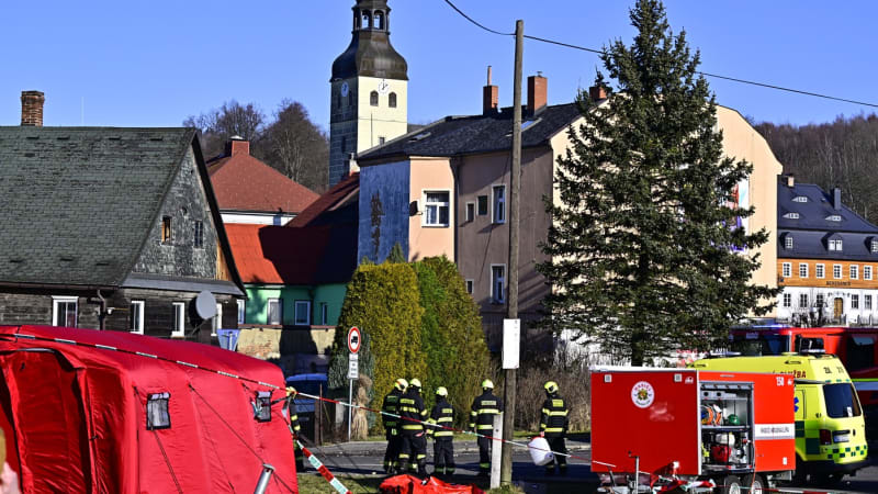 Útok na úřadě v Chřibské: Dva postřelení stále leží v nemocnici. Muž i žena jsou po operaci