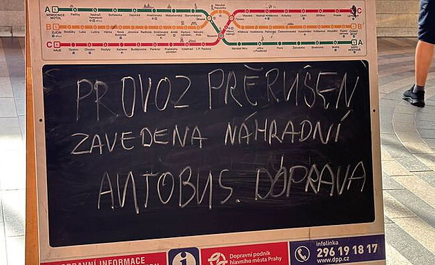 Část metra C stojí. Souprava srazila člověka, zůstal zaklíněný pod vozem