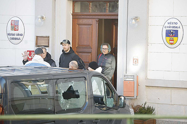 Chtěl jsem ho zastavit, trefil mě dvakrát. Postřelený starosta Chřibské promluvil