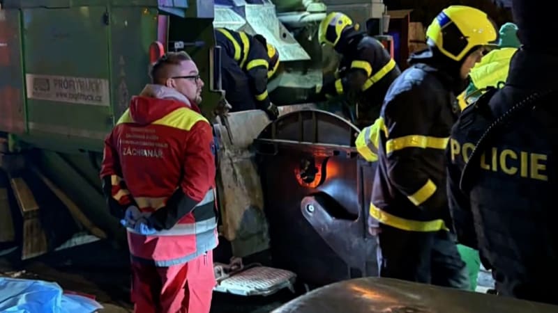 Muž v Ostravě těsně unikl smrti: Popeláře při lisování zastavil křik, utrpěl vážná zranění