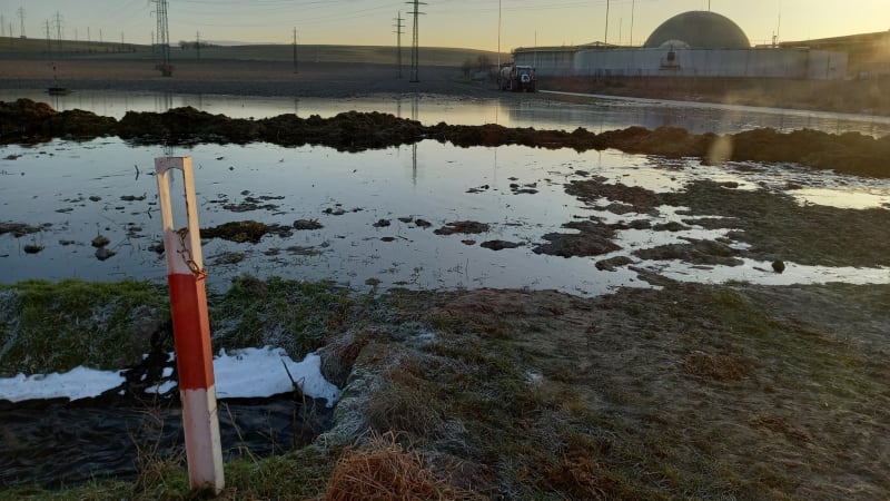 Únik digestátu z kravského hnoje: Hasiči v Dobrušce staví hráze z hlíny a povodňových pytlů