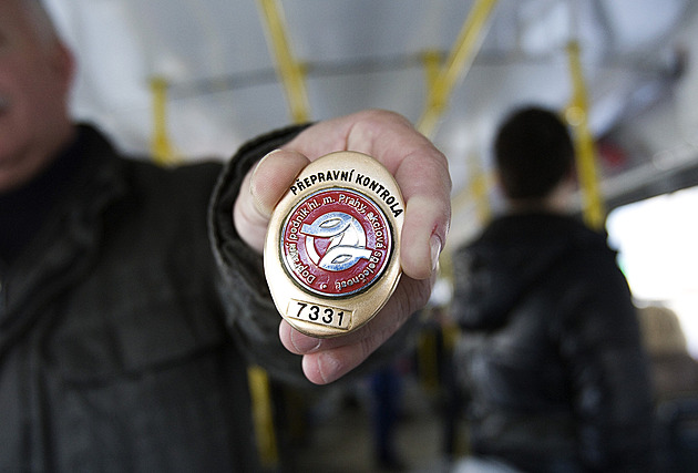 Žebrání z metra nemizí ani přes jeho zákaz. Strážníci řeší stovky případů ročně