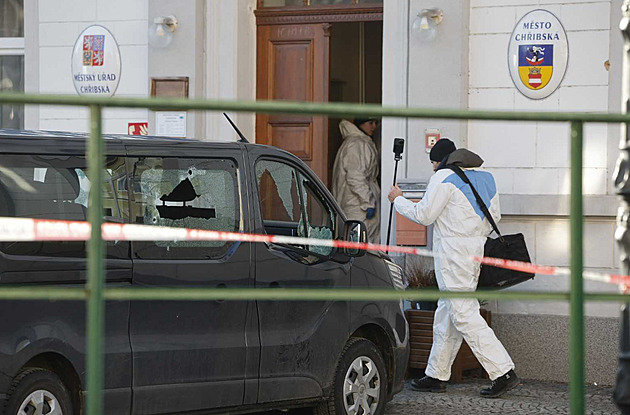 Ať střílí po nás, strhávali policisté v Chřibské pozornost útočníka. Pálil stokrát