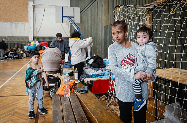 Emoce sílí. Nerozdělujte nás, prosí lidé z vyhořelého domu. Trápí je řeči o prasečáku