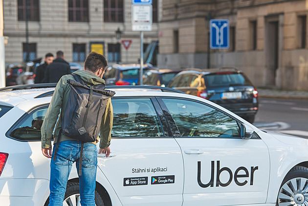 Elektroauta za miliony jsou ekonomická sebevražda, říká taxikář. Protestovat přišel sám