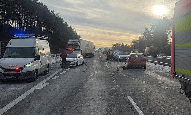 Ledovka a několik nehod zablokovaly dálnice D2 a D1 ve směru na Brno