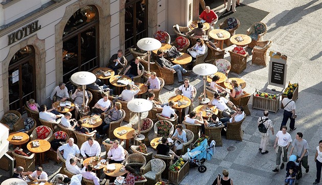 Ani loňský rok dlouhodobému propadu gastra nepomohl. Profitují kavárny