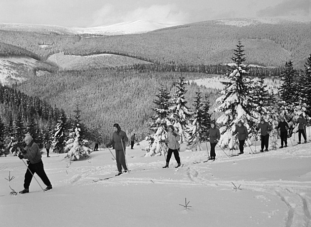 Lyžovačka s ROH. Zavzpomínejte, jak vypadala zimní dovolená v socíku