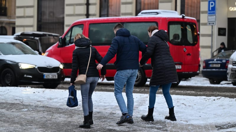 Ledovka bude trápit Česko i další dny. Platí VÝSTRAHA: Hrozí úrazy, omezte vycházení