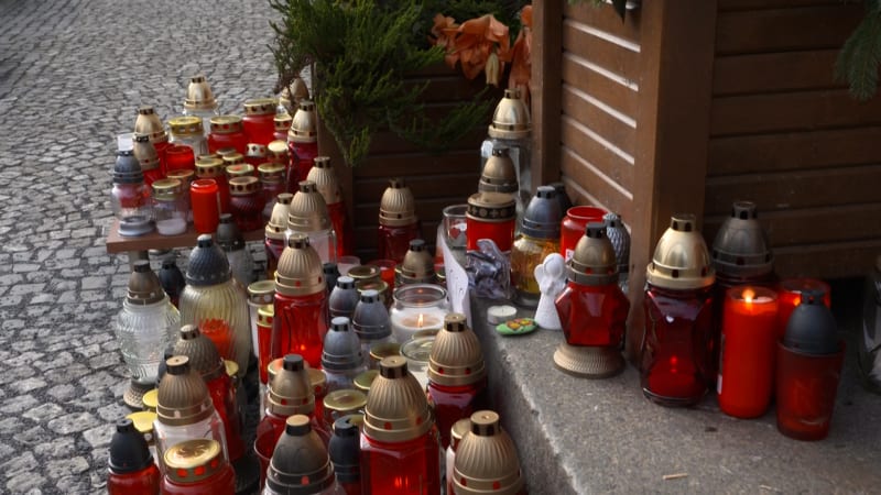 Krvácení na schodech a zběsilá palba. Starosta Chřibské popsal útok, uctí zesnulého „Cícu“