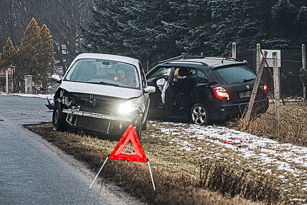 „Zvažte, zda vyjíždět.“ Stovka nehod na jihu Moravy, potíže má na ledovce i MHD