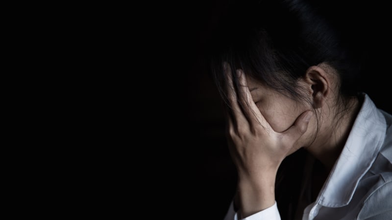 Sexuálně laděné zprávy či nevhodné doteky žákyň. Učitele humpolecké školy prověřuje policie