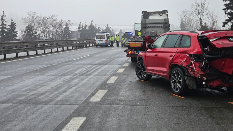 Hromadná srážka na D1: Havarovaly desítky vozů včetně autobusu. Počet nehod překročil stovku