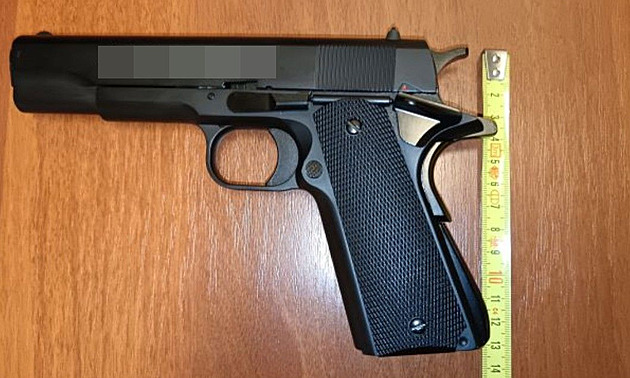 Lupič na kole v centru Ostravy hrozil pistolí, muž mu ze strachu dal dvoustovku