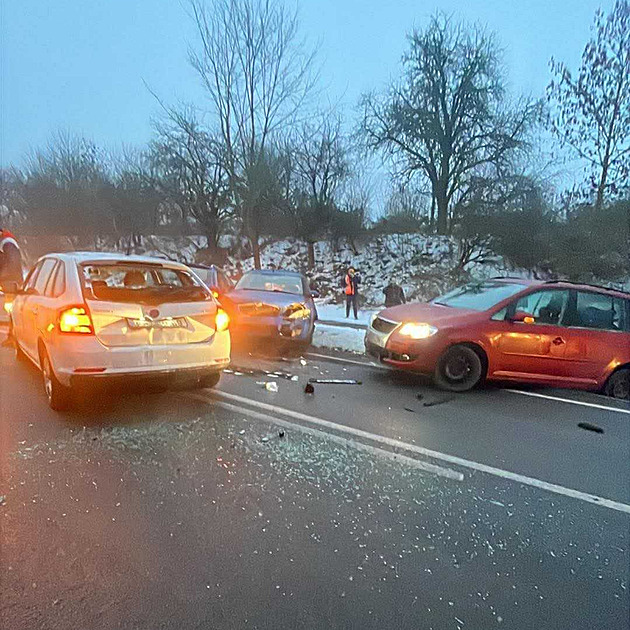 V Olomouckém kraji to klouže. Srazilo se několik aut, na ledovce uvázl autobus