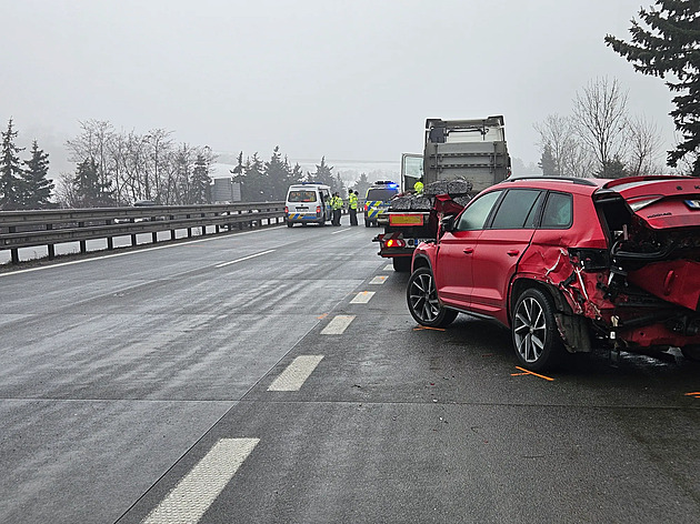 Hromadná nehoda na D1 na Vyškovsku, srazilo se až dvacet vozů včetně autobusu